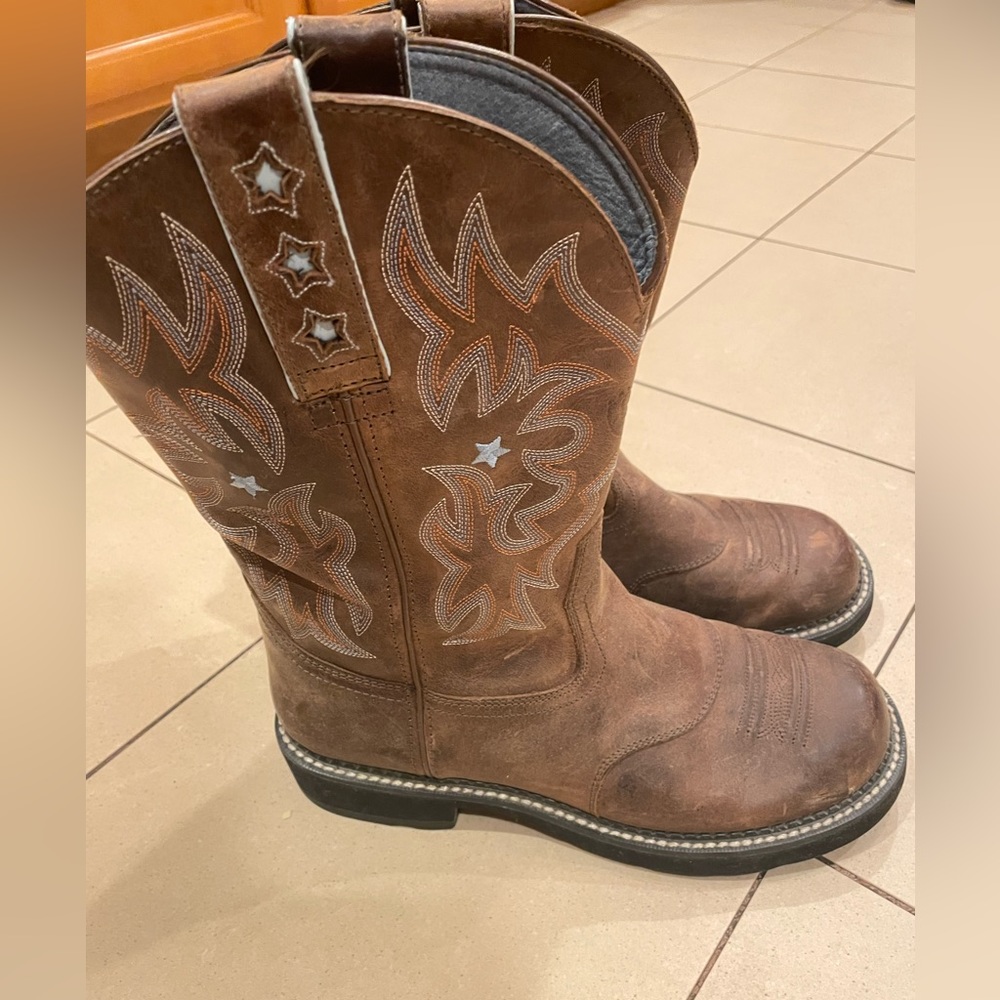 Ariat Round Toe boots women size 11 Beige